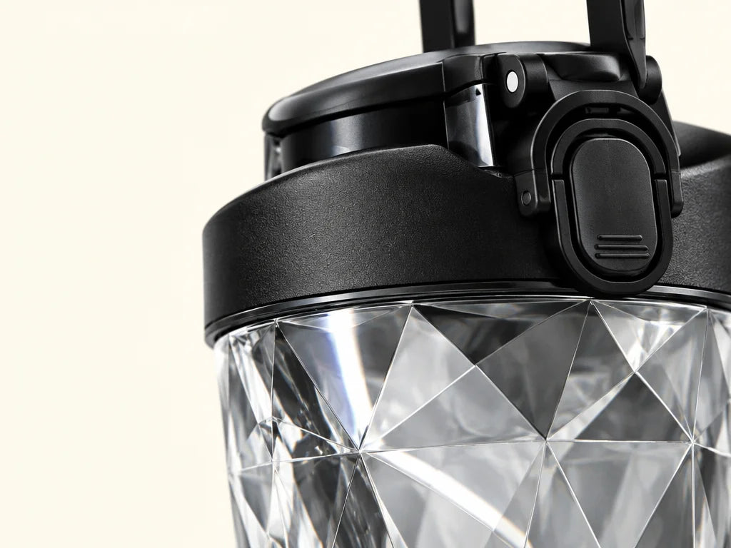 A macro photograph of the reference Blendiva shaker's transparent Tritan cup wall with its sharp mol