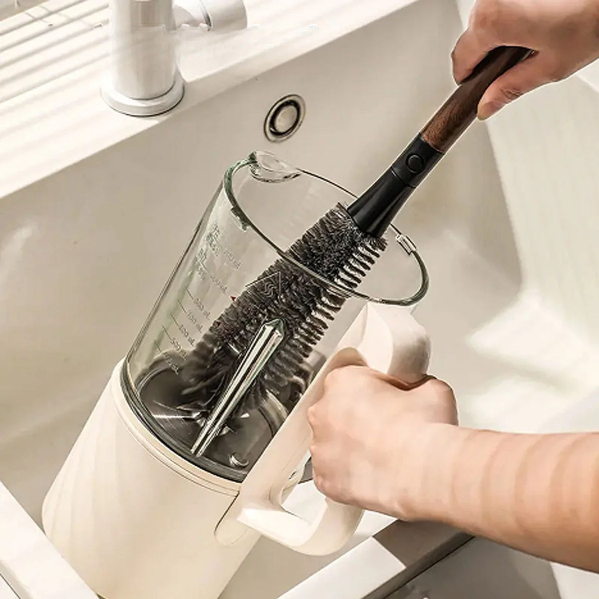 Bottle brush for cleaning blender containers